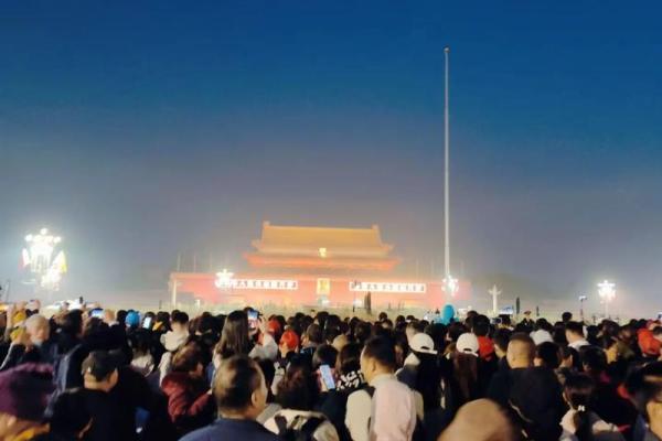 请问2019年国庆节当天上海的升旗时间是几点开始举行？