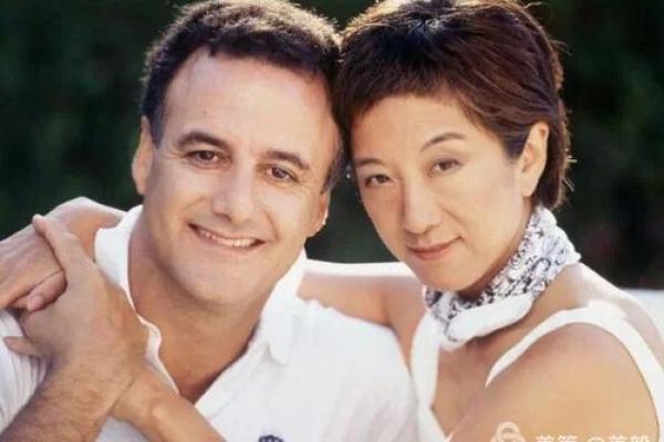 1982年属狗的人中年危机最难熬的年龄是多少岁