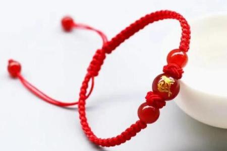 1994年属狗的人长期佩戴什么饰品可以提升运势和财运？